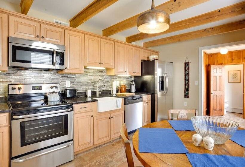 Cumberland Cottage    2 Blocks To Downtown Dover!