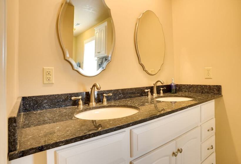 Cumberland Cottage    2 Blocks To Downtown Dover!