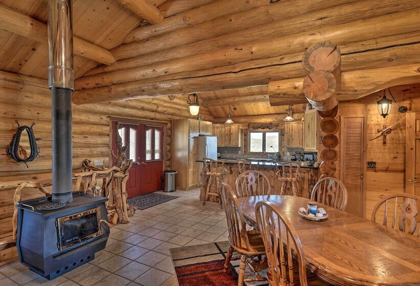 Exquisite Log Home With Lander Valley Views!