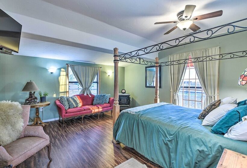 Banquet Hall & Pool: Expansive Forestburg Ranch!