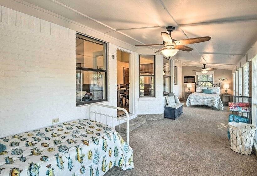 Granbury Home W/ Lake Granbury Access + Dock!