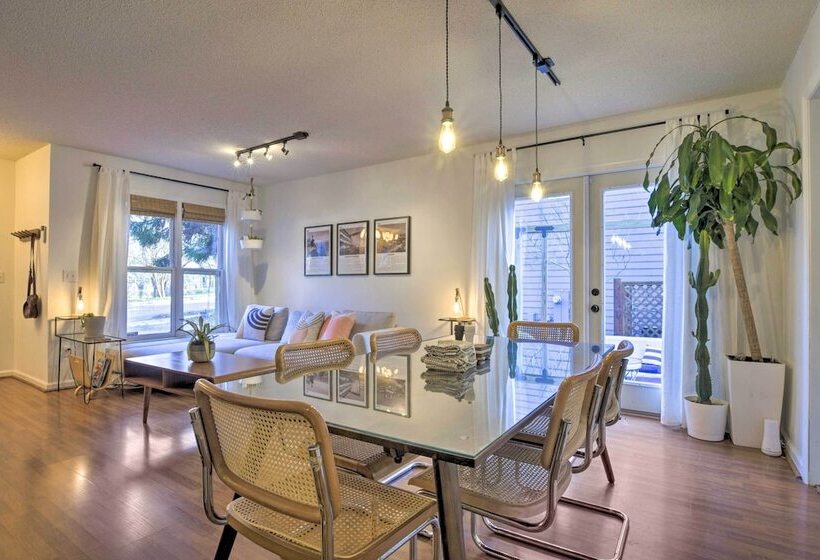 Home With Outdoor Oasis In Downtown Raleigh!