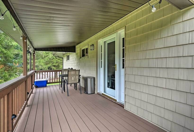 Indian Lake Retreat W/ Wet Bar & Covered Deck