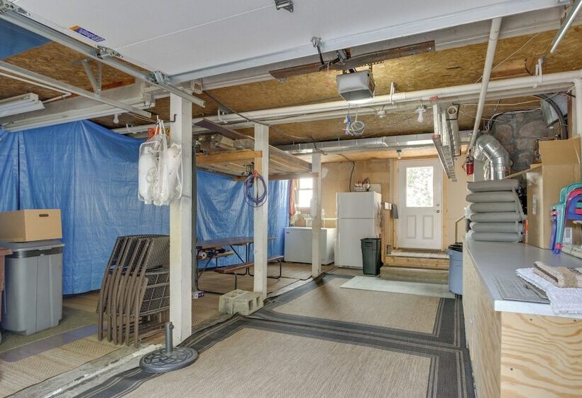 Large Home On Lake Edward W/ Deck & Fire Pit!