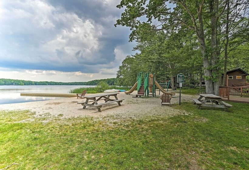 Lovely Poconos Cabin W/ Resort Amenities!