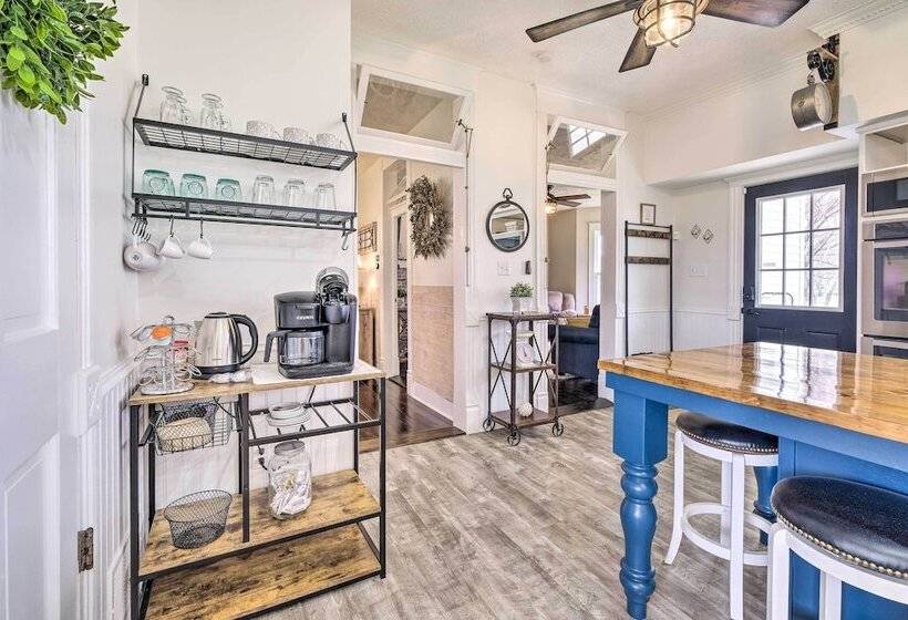 Lush, Modern Farmhouse W/ Mtn Views & Sunroom