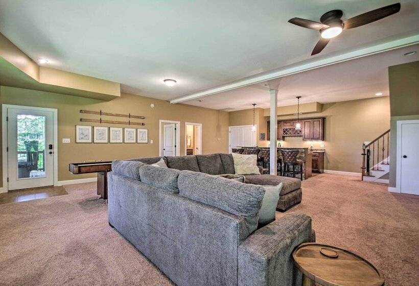 Luxe Wintergreen Resort Escape W/ Hot Tub!