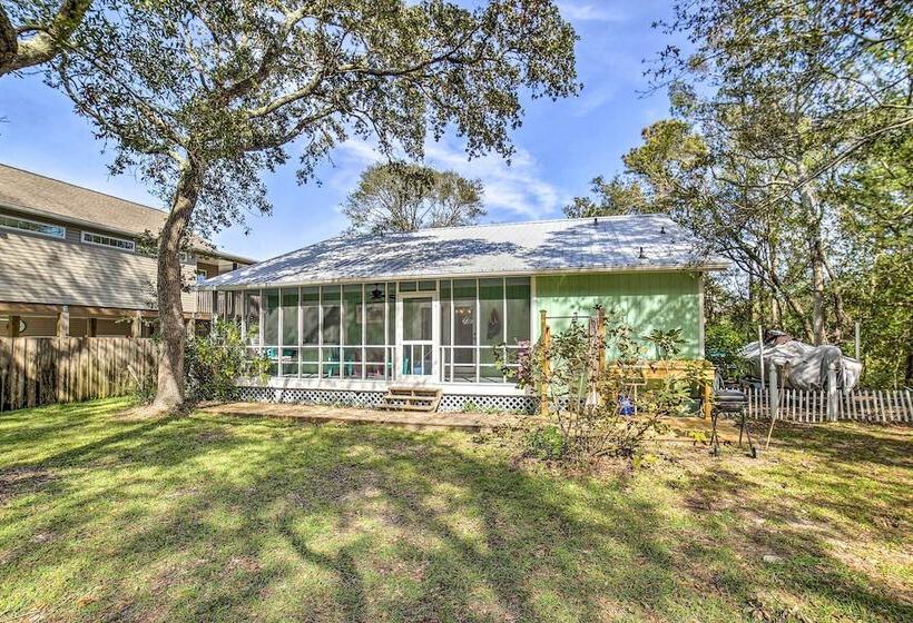 Oak Island Home W/ Yard < 1 Mi To The Beach!
