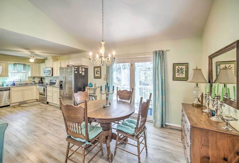 Oak Island Home W/ Yard < 1 Mi To The Beach!