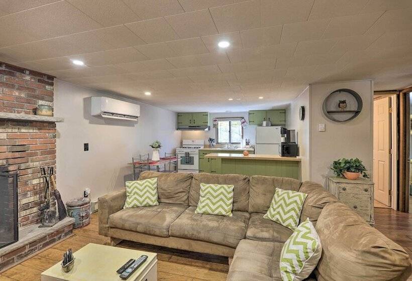 Arrowhead Lake Amenities: Quaint Home W/ Fireplace