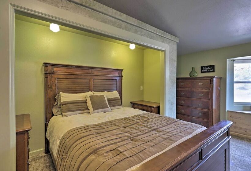 Red Rock Rambler  Moab Home W/ Hot Tub & Views!