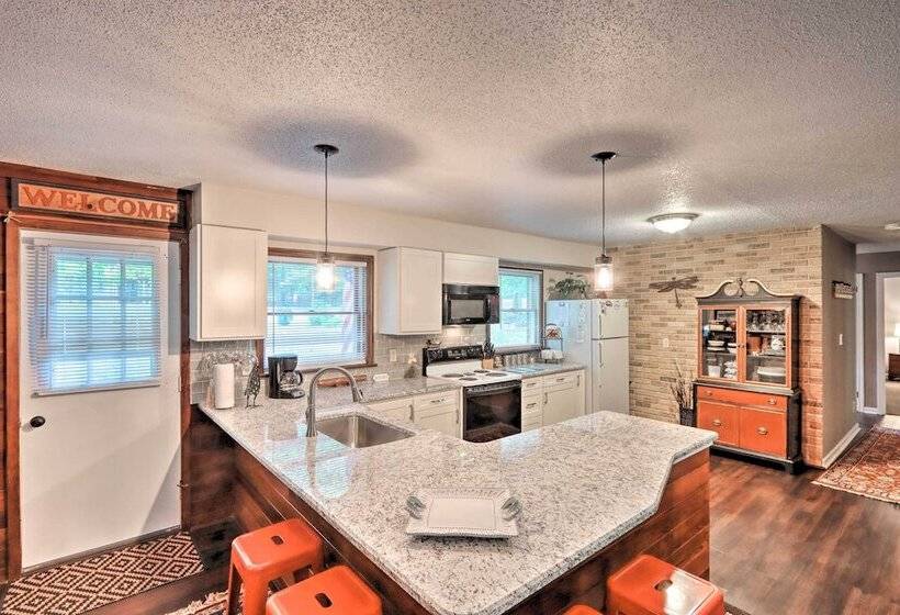 Relaxing Eagle Rock Resort Home   1 Block To Lake!
