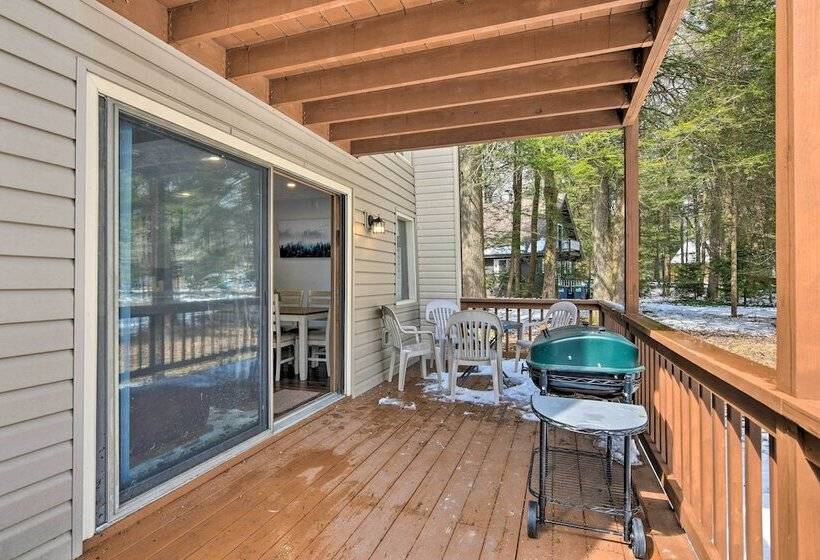 Tobyhanna Cabin W/ Deck, Community Pool & Golf!