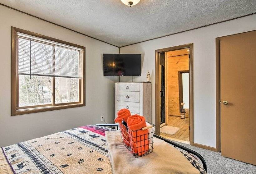 Tobyhanna Cabin W/ Deck, Community Pool & Golf!