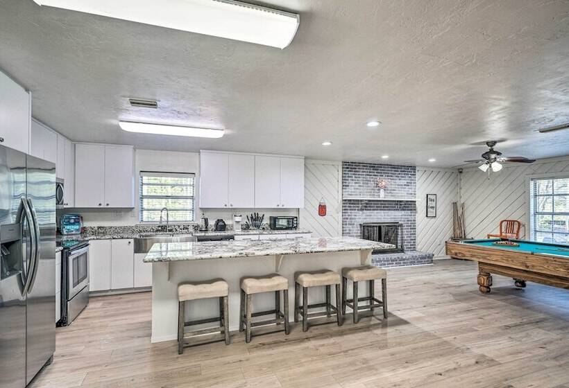 Spacious Gainesville Retreat W/ Backyard!