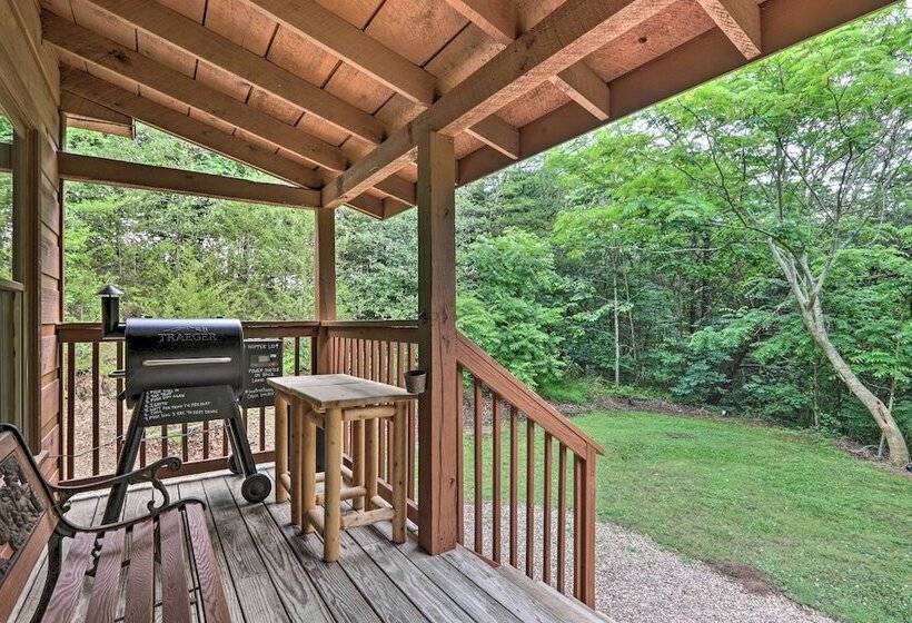 The Moonshine  Cabin: Hot Tub, 3 Mi To Dollywood
