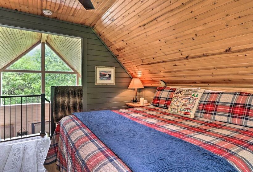 The Moonshine  Cabin: Hot Tub, 3 Mi To Dollywood