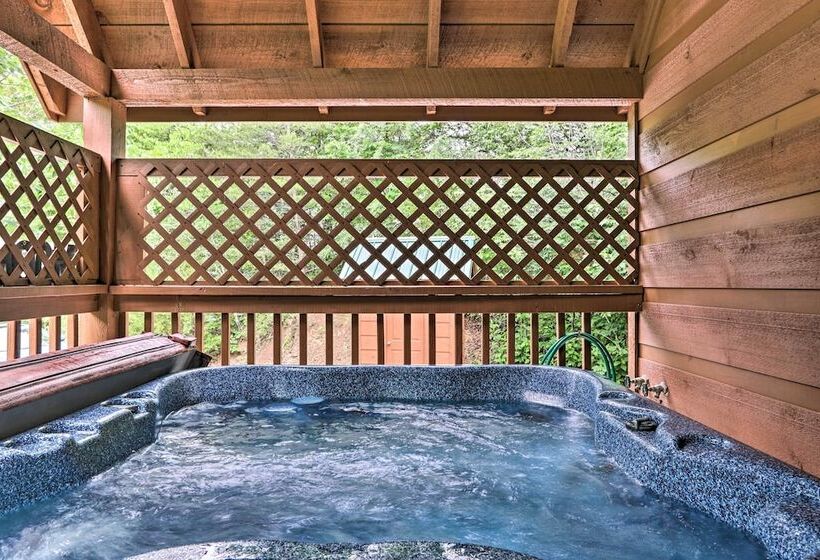 The Moonshine  Cabin: Hot Tub, 3 Mi To Dollywood