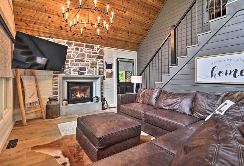 The Moonshine  Cabin: Hot Tub, 3 Mi To Dollywood