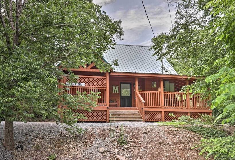 The Moonshine  Cabin: Hot Tub, 3 Mi To Dollywood