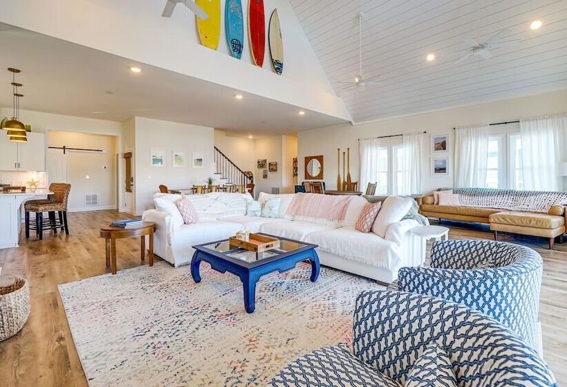 Upscale Oak Island Escape W/ 66 Ft Veranda!
