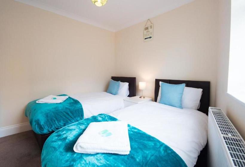 Hampton House Lovely And Spacious 2 Bedroom Apartment With Free Parking