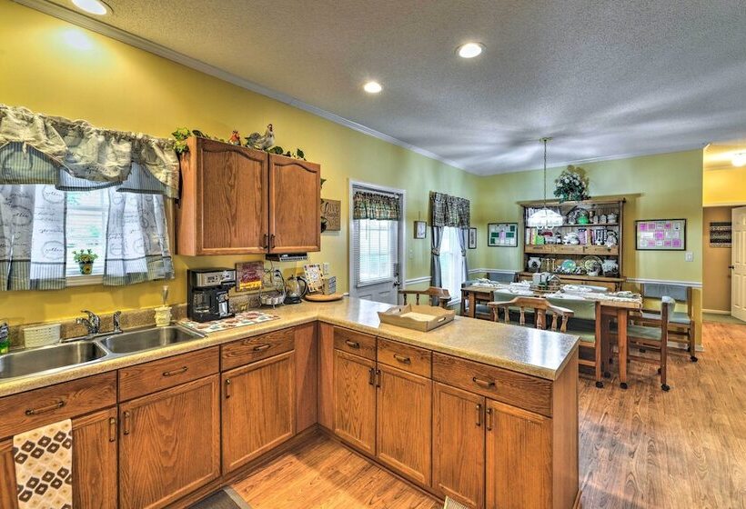 Beautiful Lakefront Retreat W/ Dock & Grill!