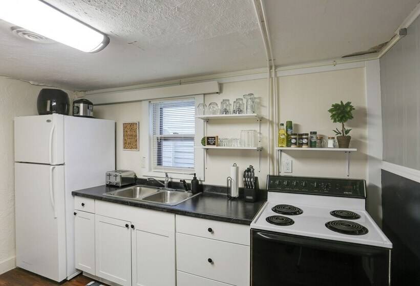 Centrally Located Mountain Getaway In Lead!