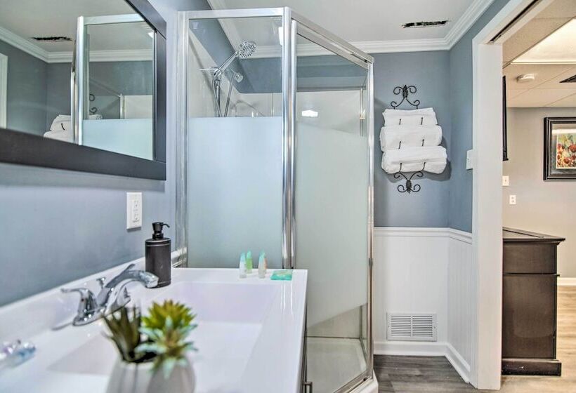 Fox River Grove Home: Pets Welcome!