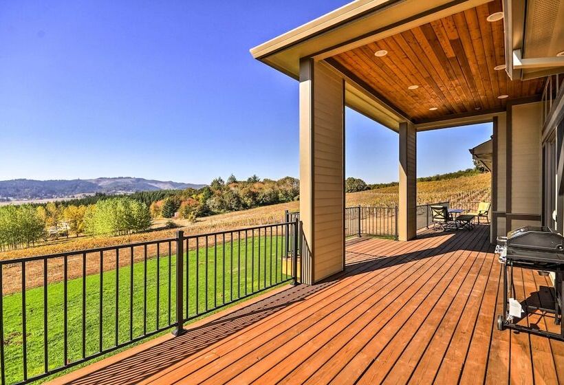 Chic Willamette Valley Home W/ Deck & Vineyard!