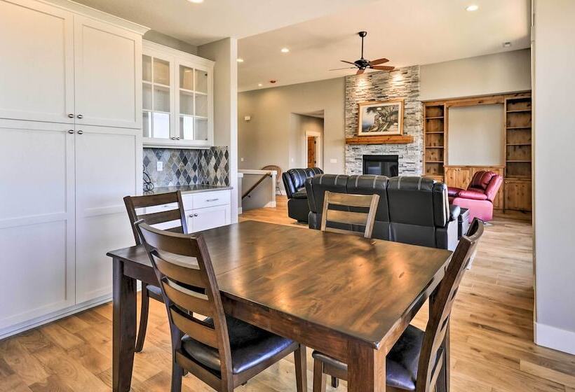 Chic Willamette Valley Home W/ Deck & Vineyard!