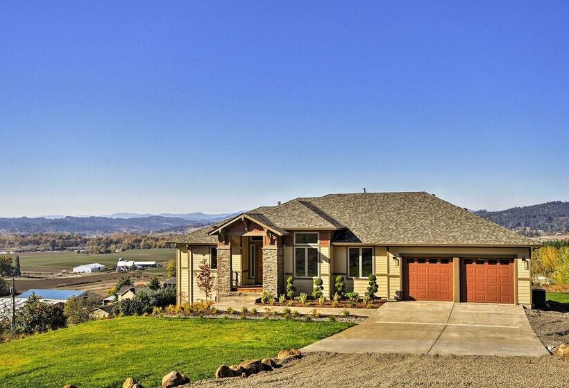 Chic Willamette Valley Home W/ Deck & Vineyard!
