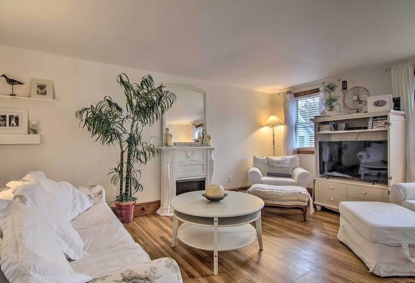 Chincoteague Charm  Escape W/ Bikes & Yard Games!