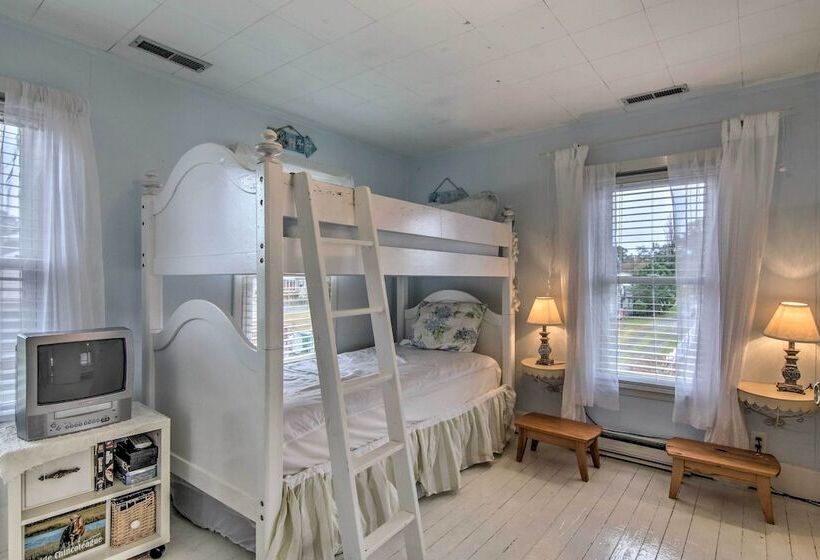 Chincoteague Charm  Escape W/ Bikes & Yard Games!