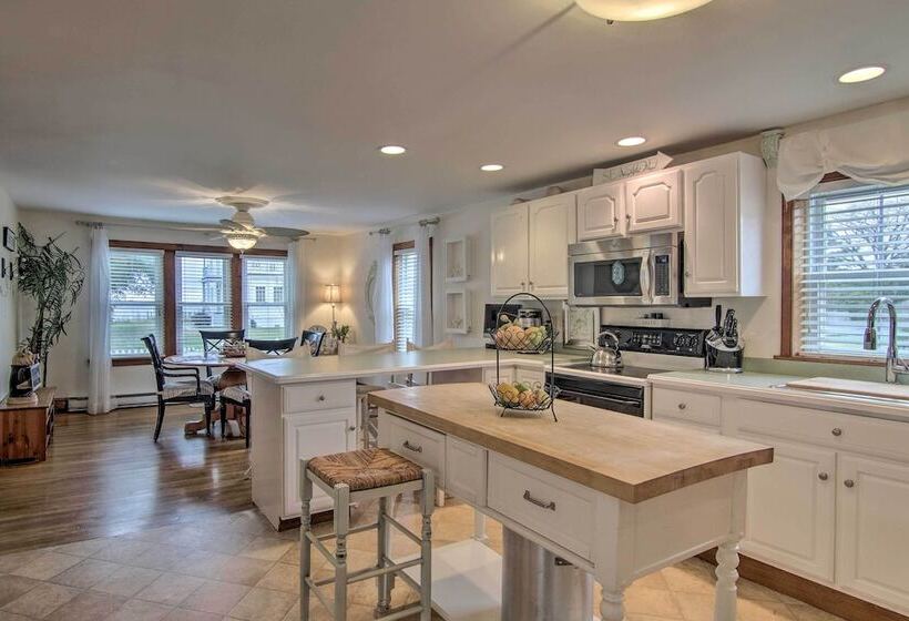 Chincoteague Charm  Escape W/ Bikes & Yard Games!