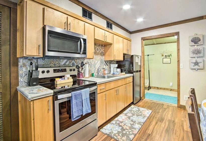 Coos Bay Cottage W/ Fireplace & Bbq Patio!