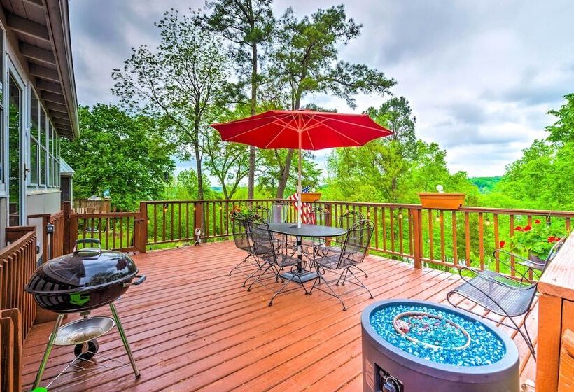 Cozy Kentucky Cabin W/ Sunroom, Yard & Views!