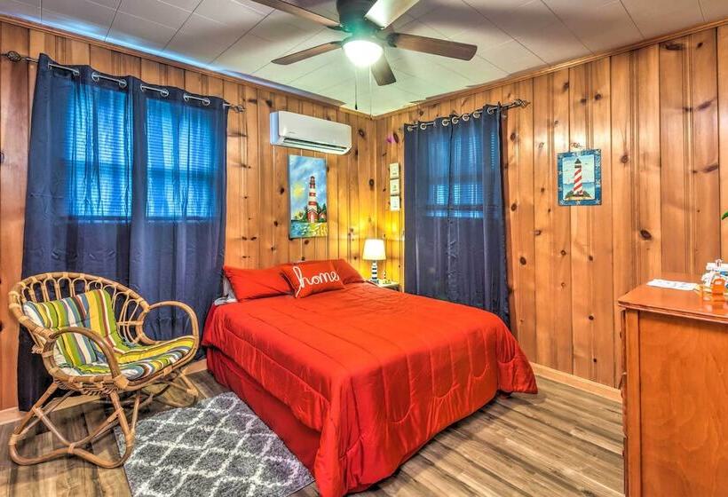 Cozy Kentucky Cabin W/ Sunroom, Yard & Views!