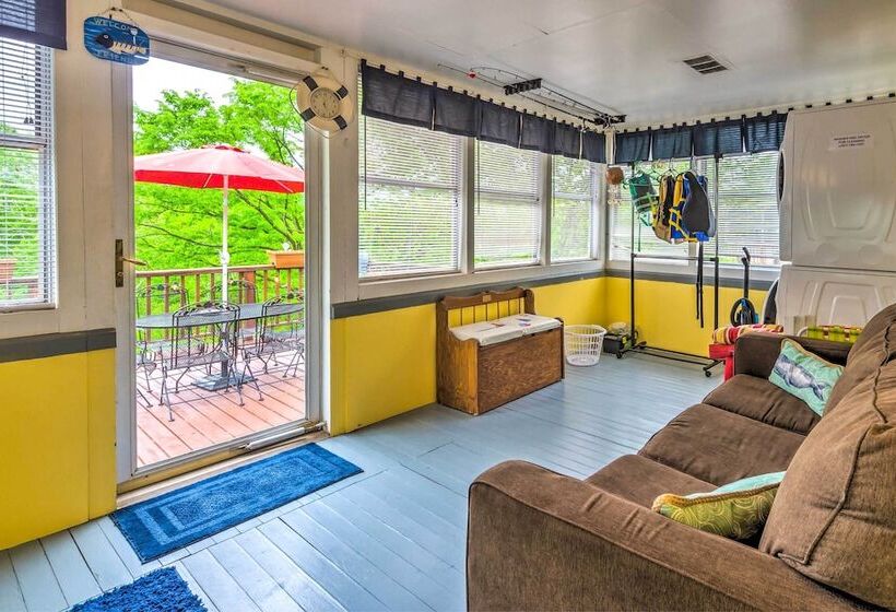 Cozy Kentucky Cabin W/ Sunroom, Yard & Views!