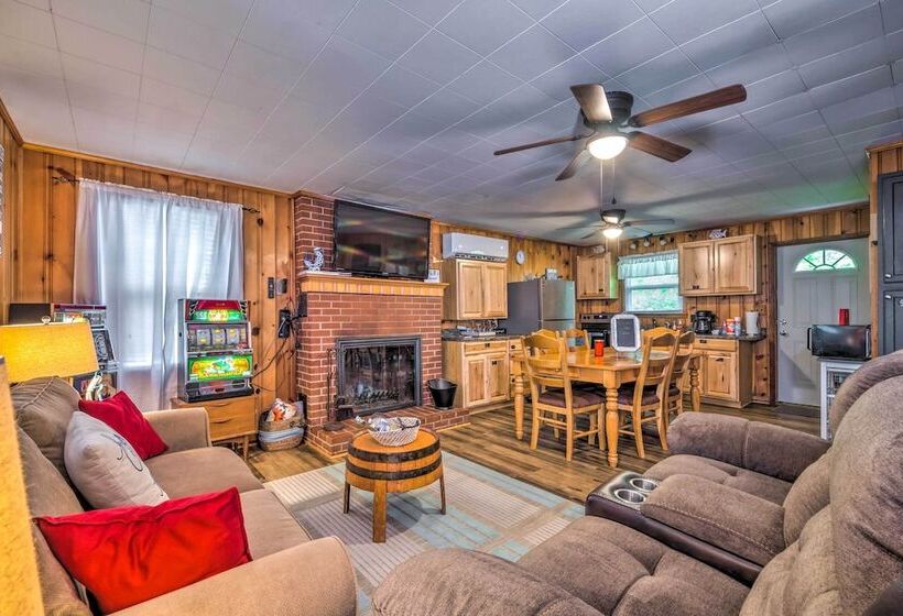 Cozy Kentucky Cabin W/ Sunroom, Yard & Views!