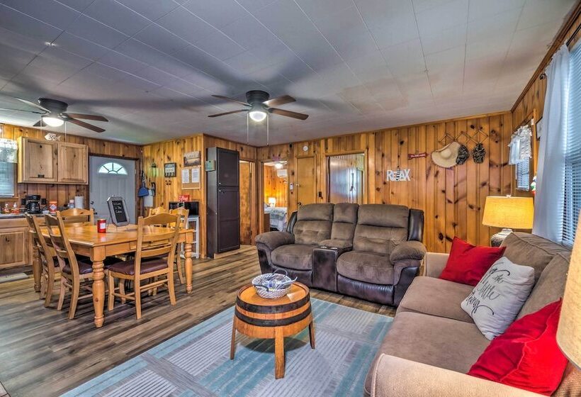 Cozy Kentucky Cabin W/ Sunroom, Yard & Views!