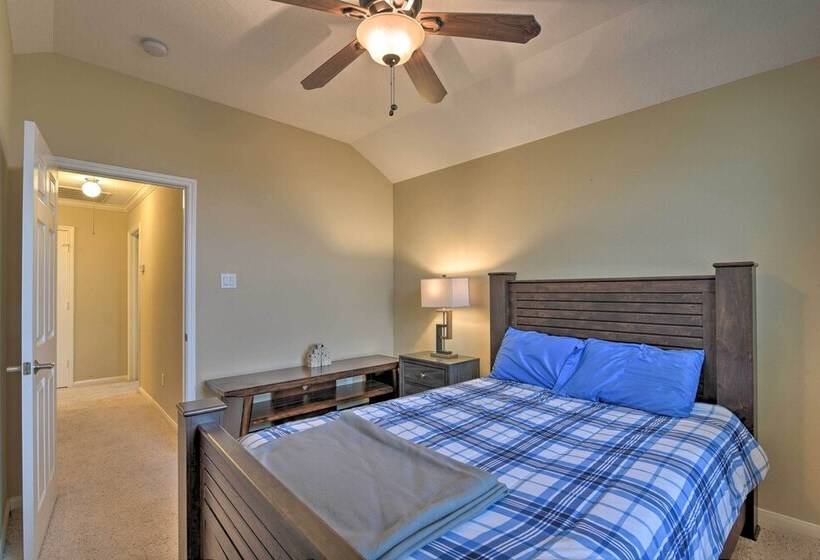 8 Mi To Kemah Boardwalk: Texas Gulf Home W/ Patio