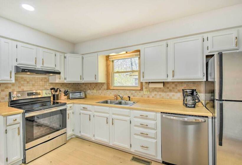 Franklin Home W/ Hot Tub & Mtn Views!