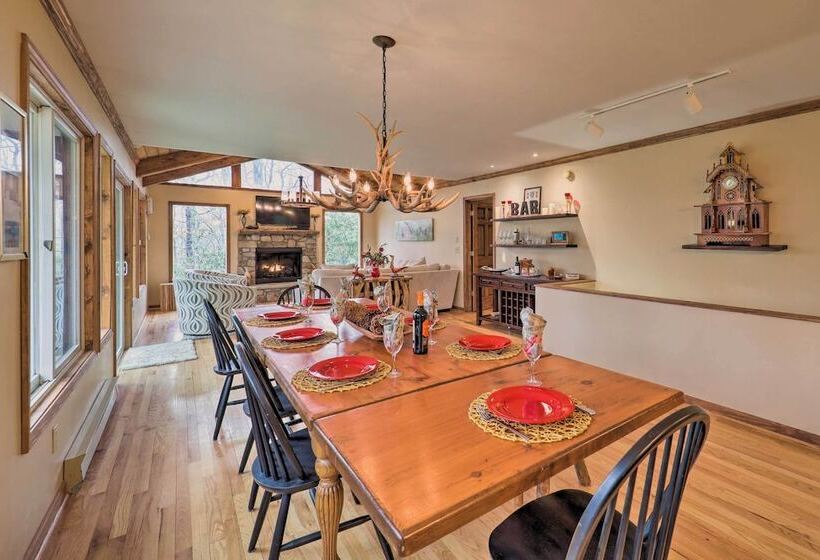 Pool & Lake Access: Idyllic Cottage In Newland