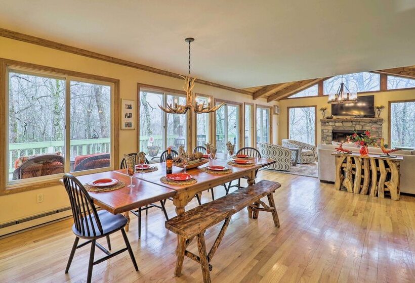 Pool & Lake Access: Idyllic Cottage In Newland