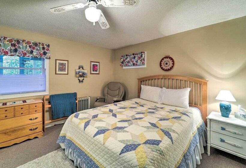 Pool & Lake Access: Idyllic Cottage In Newland