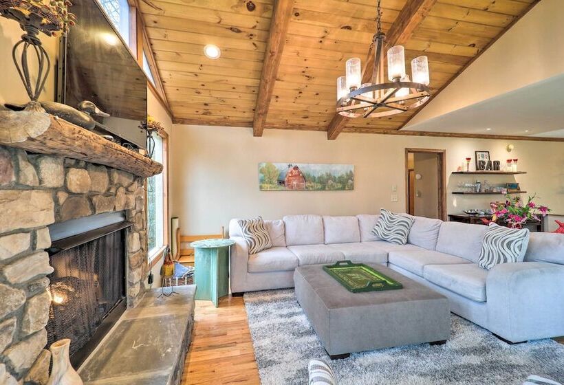 Pool & Lake Access: Idyllic Cottage In Newland