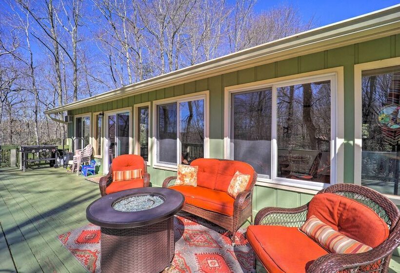 Pool & Lake Access: Idyllic Cottage In Newland