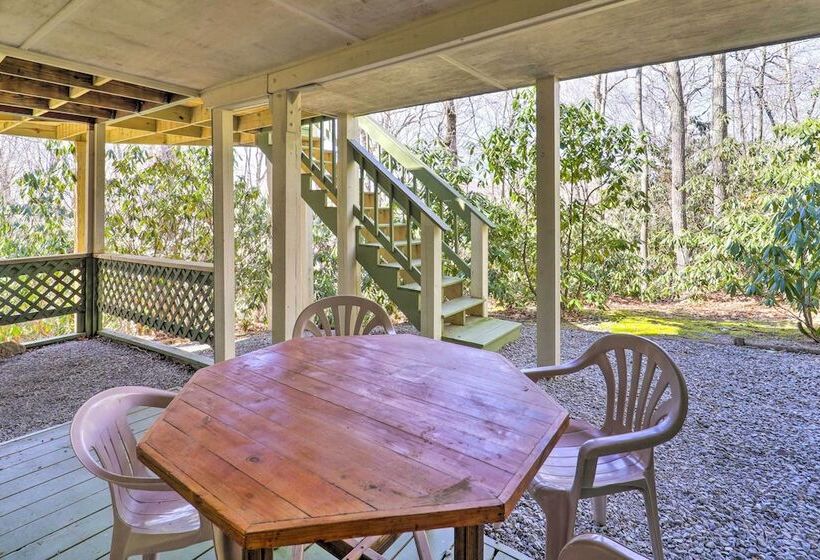 Pool & Lake Access: Idyllic Cottage In Newland