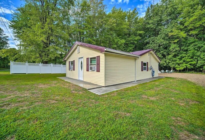 Jamestown Retreat W/ Hot Tub   Walk To Lake!